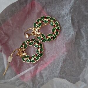 New, christmas wreath earrings drop gold tone. Beautiful Gift.